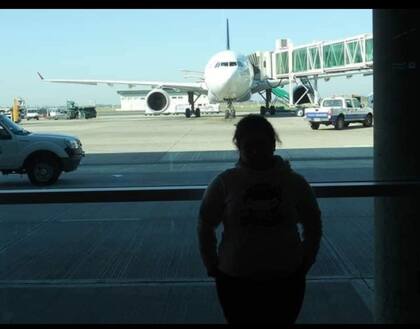 Embarcarse no era el sueño de Karina, sino que lo vio como una necesidad para poder darle un buen pasar a su pequeña hija.