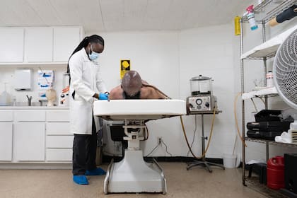 Shawn’te Harvell realiza cerca de 50 embalsamamientos por semana