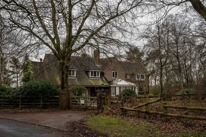 Puertas cerradas con candados y carteles advierten a los intrusos sobre la vigilancia de seguridad por circuito cerrado