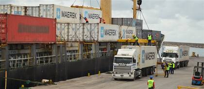 Embarque de pescado en el puerto marplatense