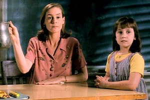 Embeth en el personaje de Miel junto a Matilda en la película furor de 1996