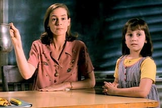 Así está hoy Embeth Davidtz, la recordada maestra Miel de Matilda