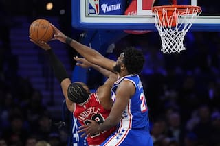 Embiid y George regresan y lideran a los 76ers en la victoria 157-137 sobre los Bulls