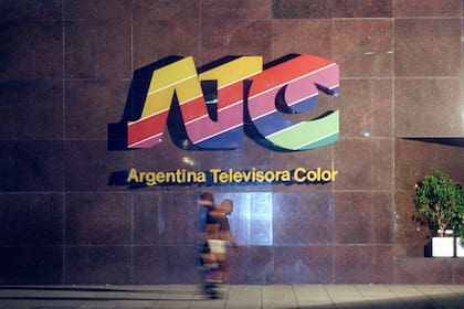 Emblemática fachada con el logo en el frente del edificio inaugurado en dos etapas, en 1977 y 1978