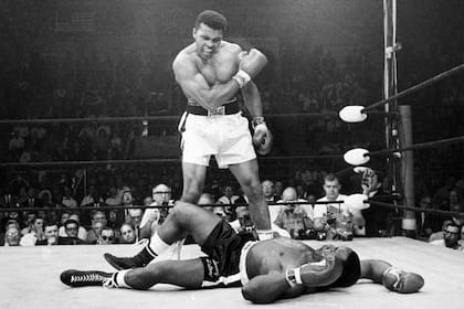 Emblemática foto de la carrera de Muhammad Alí; fue el 25 de mayo de 1965, cuando ya era campeón mundial y le dio la revancha a Sonny Liston