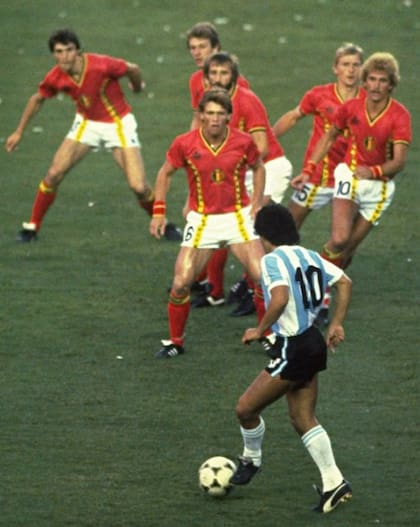 Emblemática imagen de Maradona contra seis belgas en la derrota argentina en el Mundial de España 82