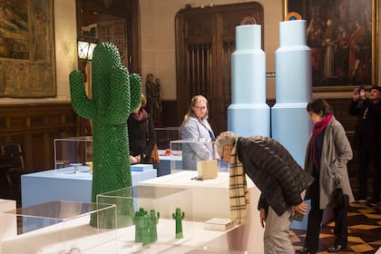 Emblemático perchero-cactus, un objeto escultórico que la firma Gufram instaló con una dosis de ironía en las expos internacionales
