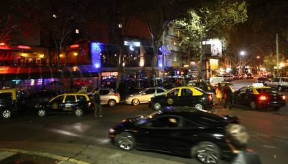 Embotellamientos, mesas en las veredas, música a todo volumen parece ser la constante en plaza Serrano