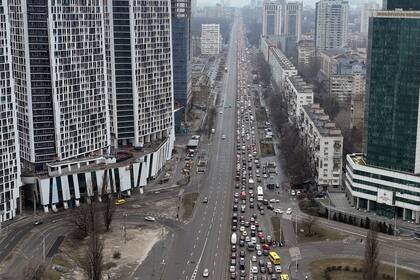 Embotellamientos mientras gente intenta dejar la ciudad de Kiev el 24 de febrero de 2022