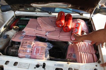 Más embutidos sobre el motor de un auto