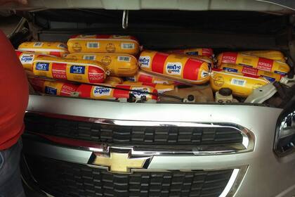 Embutidos sobre el motor de un vehículo