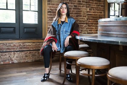 Eme Carranza es diseñadora gráfica. El cine y la literatura son su fuente de inspiración para crear climas y escenas.