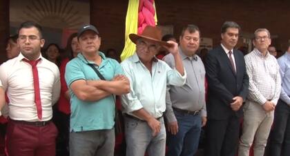 Emerenciano Sena al lado de Jorge Capitanich; de corbata roja, César Sena, acusado del crimen de Strzyzowski