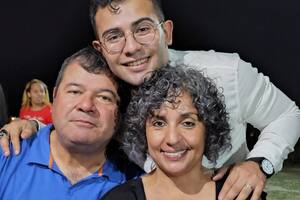 Emerenciano Sena, su hijo César y su pareja, Marcela Acuña