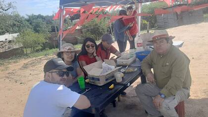 Emerenciano Sena y Marcela Acuña, en un "guiso militante" en Barranqueras, el 3 de junio de 2023, el día después de la desaparición de Cecilia Strzyzowski