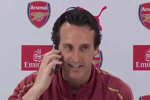 El DT de Arsenal le atendió el celular a un periodista en conferencia de prensa