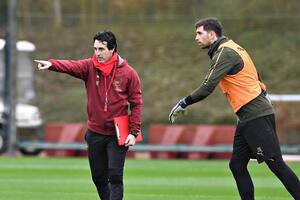 Emery y Dibu Martínez