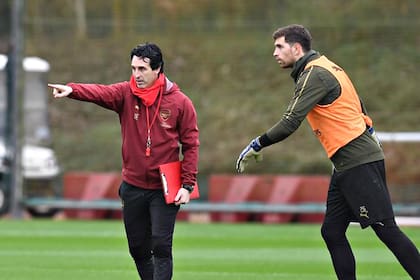 Emery y Dibu Martínez, cuando se conocieron en Arsenal