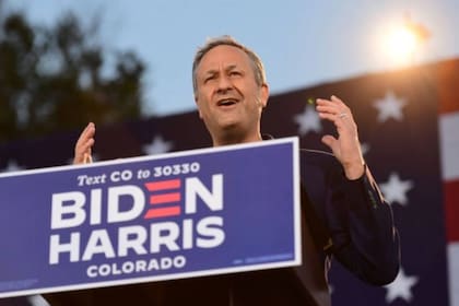 Emhoff elevó su perfil público durante la campaña electoral de su esposa, llegando incluso a dar discursos en representación del binomio Biden-Harris