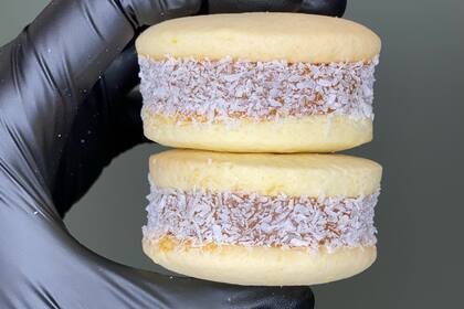 Emi se esforzó hasta alcanzar la receta perfecta para los alfajores de maicena.