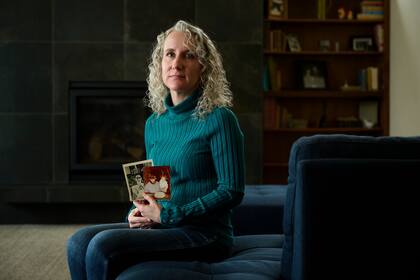 Emick muestra una de las pocas fotografías que conserva junto a su padre