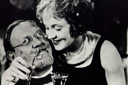 Emil Jannings y Marlene Dietrich en El ángel azul, de Josef von Sternberg, film del que se cumplen 90 años de su estreno, en 1930