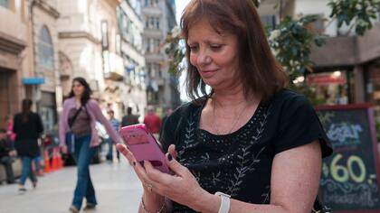 Emilce Gonzáles, 60 años. No considera que es la única manera de conocer otras personas, pero admite que gracias a esta herramienta amplió su círculo social y tuvo buenas experiencias