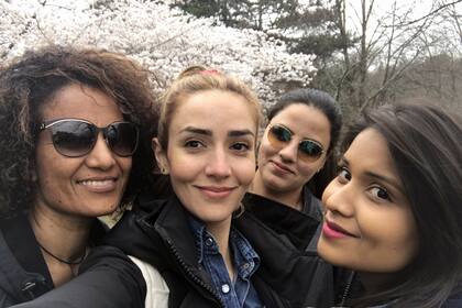 Emilce, junto a algunas de sus amistades canadienses.