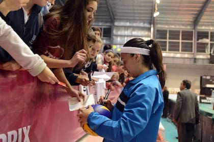Emilce Sosa firmando autógrafos en Lomas
