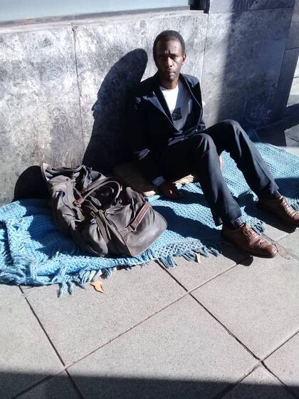 Emile Maxim St. Patrick Higgins duerme en una vereda de la recova de Avenida del Libertador junto a una manta y un bolso, sus únicas pertenencias