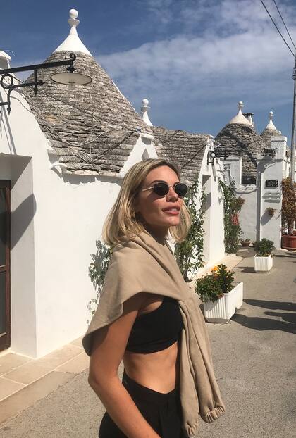 Emilia Attias paseando por Mykonos