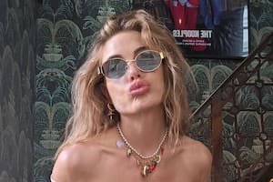 Emilia Attias compartió en sus redes sociales el outfit deportivo que eligió para recorrer las calles de París (Foto: Instagram @emilia_att)