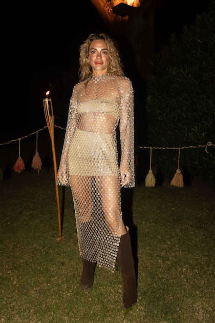 Emilia Attias con un vestido de malla metálica al que le sumó bota de gamuza hasta la rodilla.