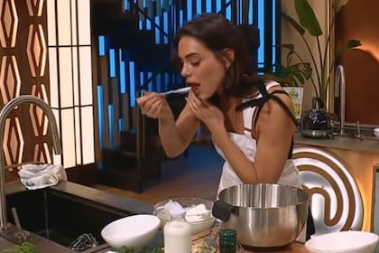 Emilia Attias usó una cuchara para probar una preparación y volvió a ponerla en la misma mezcla que iba a usar (Foto: Captura de video / Telefe)