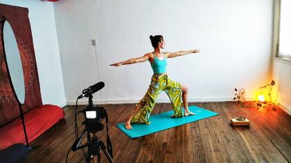 Emilia Bagnasco armó un estudio de grabación en su casa para dar clases de yoga.