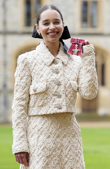 Emilia Clarke, feliz tras la condecoración que recibió en una memorable ceremonia de investidura en el Castillo de Windsor