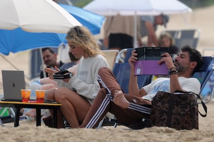 Emilia edita música mientras
Guillermo lee.