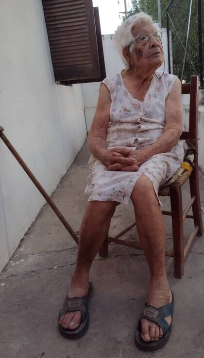 Emilia, en el patio de su casa en Reconquista, donde vive desde los primeros años de su vida