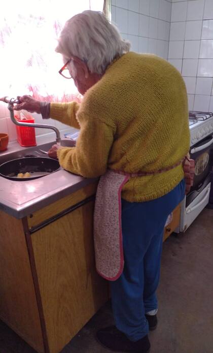 Emilia, en su cocina, preparando la merienda