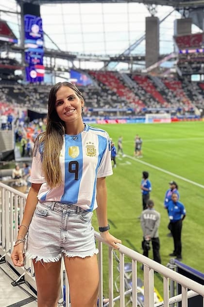 Emilia Ferrero en el Mercedes-Benz Stadium, el 20 de junio pasado, donde su novio, Julián Álvarez, marcó un gol ante Canadá.