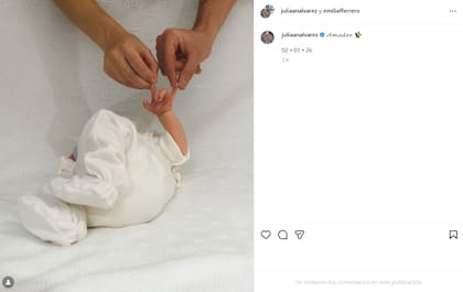Emilia Ferrero y Julián Álvarez le dieron la bienvenida a Amadeo (Foto: Instagram/@julianavarez)