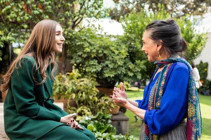 Emilia García Elizondo, nieta de Gabriel García Márquez, junto a la actriz mexicana Ofelia Medina, cuya fundación Fisanim, que apoya a niños de comunidades indígenas del sur de México, será beneficiaria de la venta de esta particular feria americana