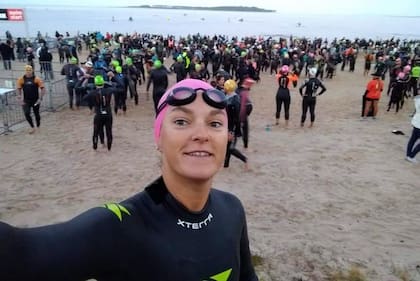 Emilia Juliano compitió en pruebas de aguas abiertas, Ironman y carreras de larga duración; correrá 42 kilómetros para obtener donaciones