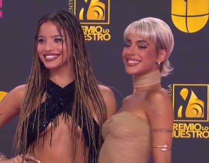 Emilia junto a Tini en la entrega de premios Lo Nuestro (Foto: Captura de video)