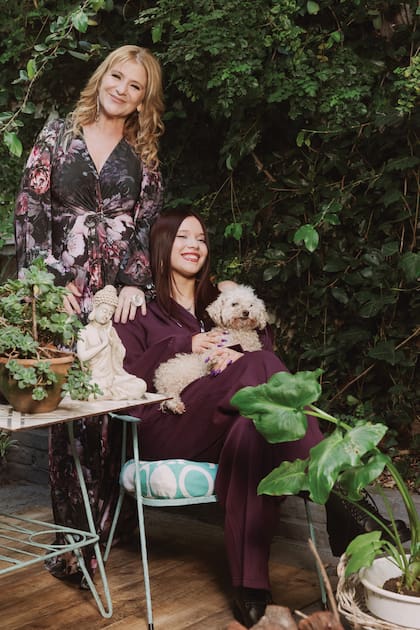 Emilia Mazer y su hija Uma. Junto a ellas, su perra Ella