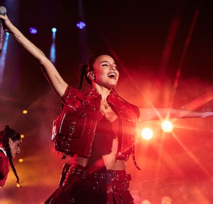 Emilia Mernes brilló en el escenario y celebró el progreso de las mujeres en la música.