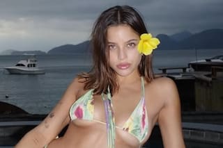 Emilia Mernes deslumbró con su traje de baño estampado y un accesorio "natural" en las playas de Brasil