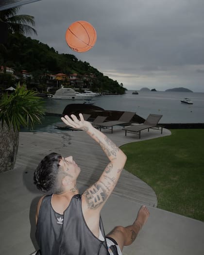 Emilia Mernes compartió una foto de Duki en su album de vacaciones (Foto: Instagram @emiliamernes)