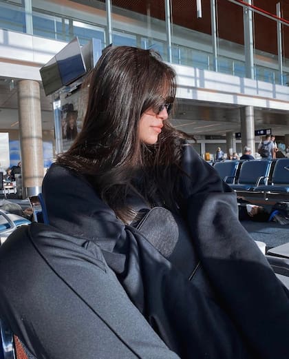 Emilia Mernes, en el aeropuerto de camino a Río de Janeiro para asistir a la fiesta de Neymar. Crédito: Instagram
