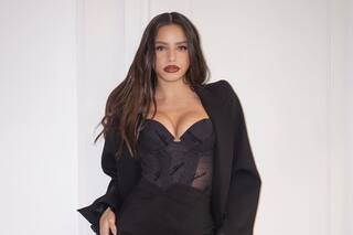 El nuevo look de Pamela Anderson, el osado vestido de Nathy Peluso y el triplete de Emilia Mernes en París